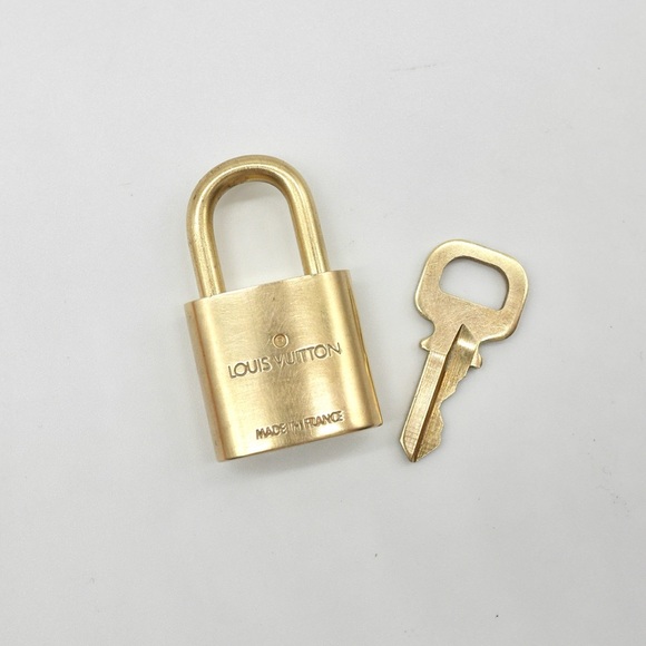 🍓LV Lock and Key #305 - Picture 3 of 3